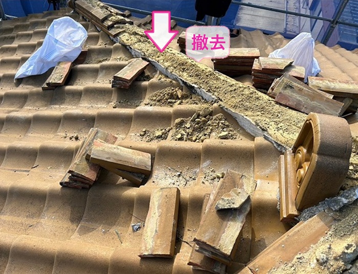 棟瓦の耐震改修で既存の棟瓦の中の土を撤去している様子